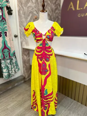 Vestido amarillo con estampado fucsia
